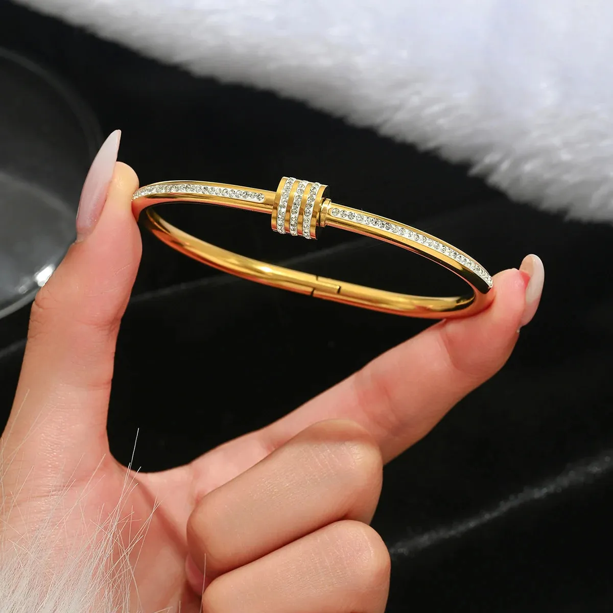 Four-Leaf Clover Lucky Bracelet Set for Women  5 Stainless Steel Gold Bangles, Hypoallergenic & Adjustable (Gift Ready)