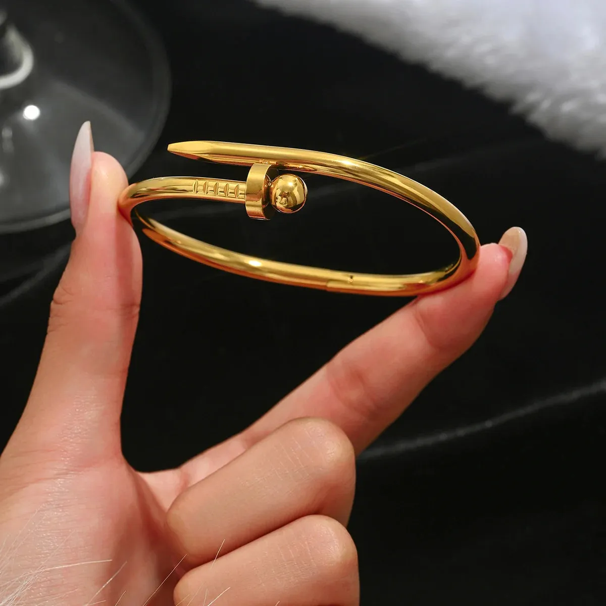 Four-Leaf Clover Lucky Bracelet Set for Women  5 Stainless Steel Gold Bangles, Hypoallergenic & Adjustable (Gift Ready)