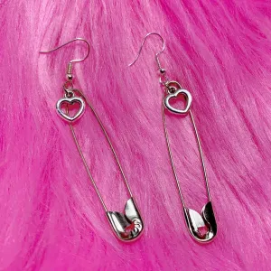 MAYTRENDS  - Safety Pin Heart Earrings